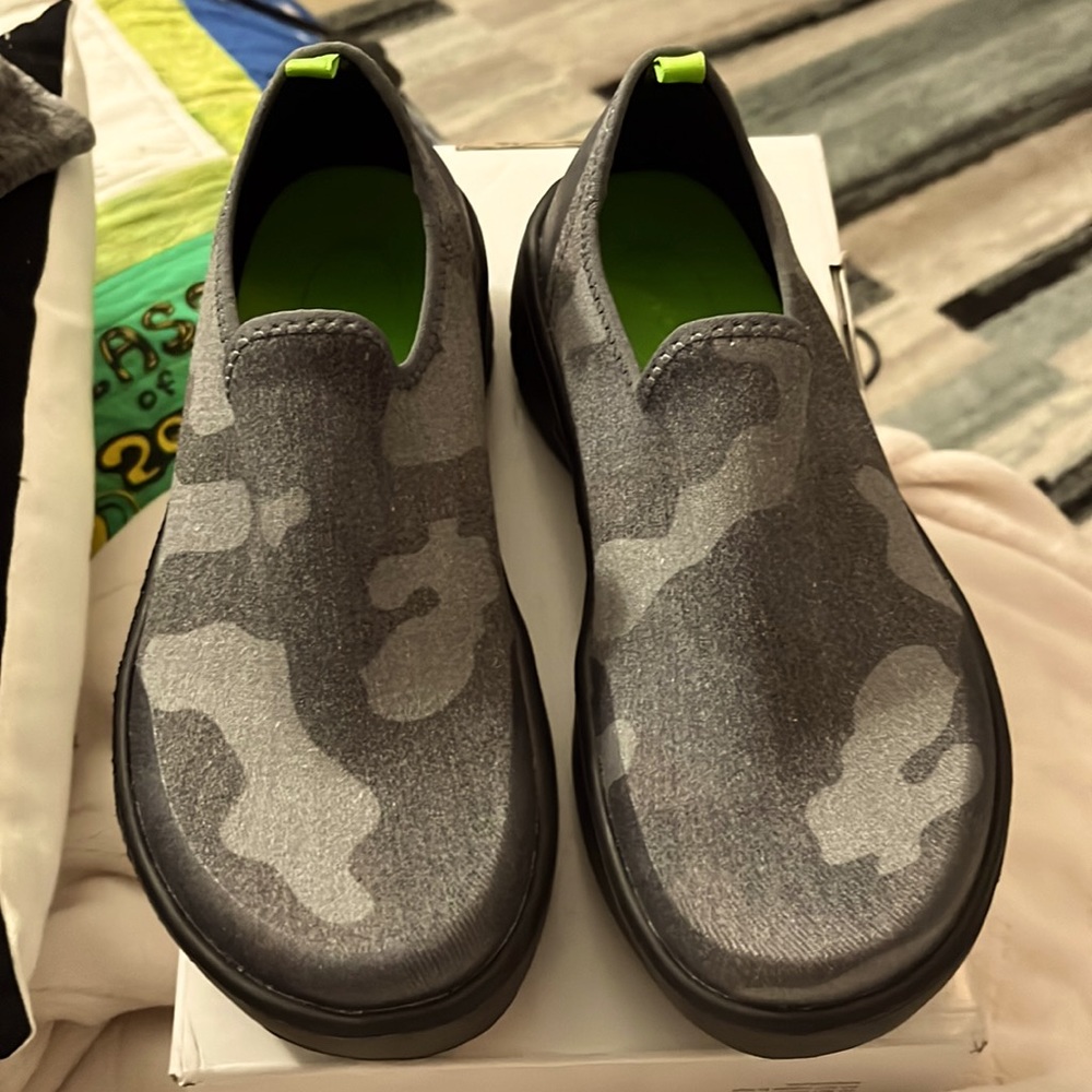 Oofos Oomg Eezee Low Wmns Black Camo - size 6